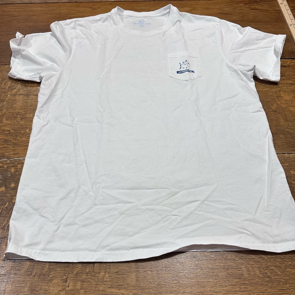 Southern Tide Original Skipjack Tee made of 100% cotton. Men’s sz XXL flag‎